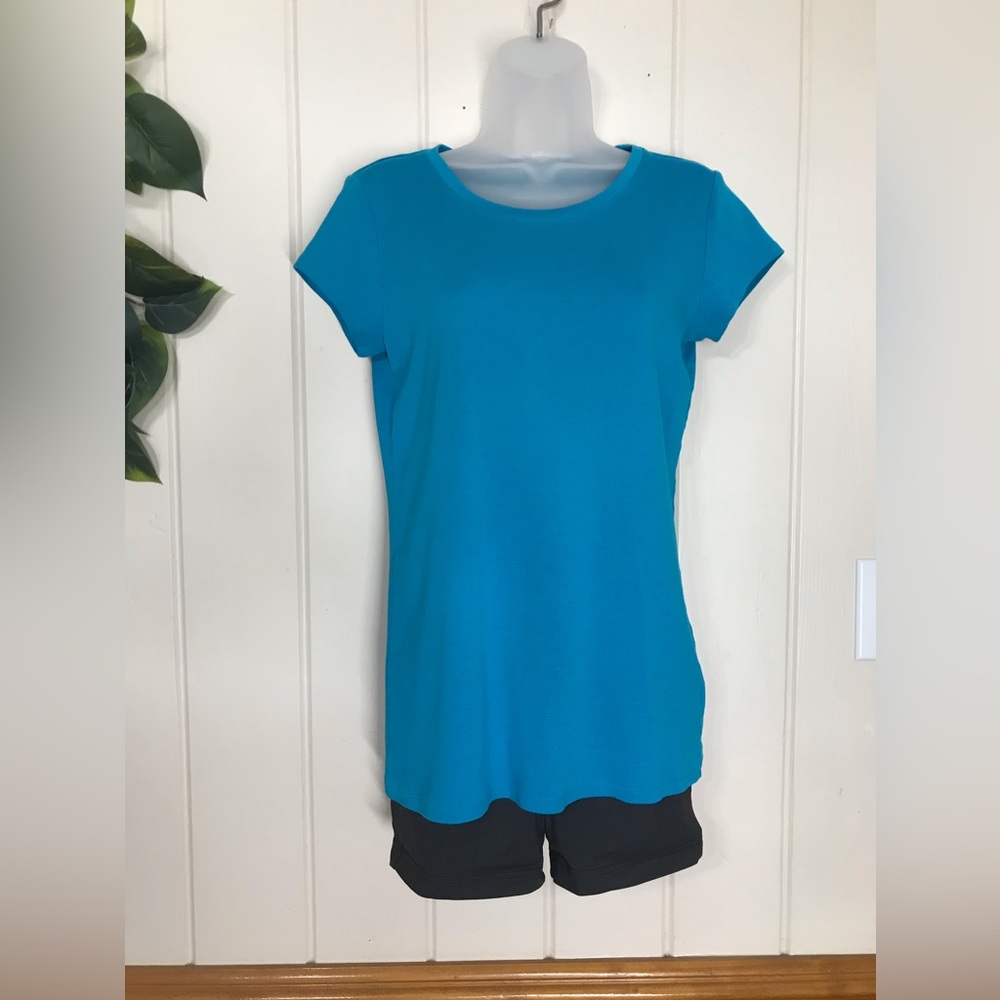 Ladies JCPenney Blue Round Neck Blouse
Size Large 12 - 14
Stretch Material 
100… - Picture 10 of 16